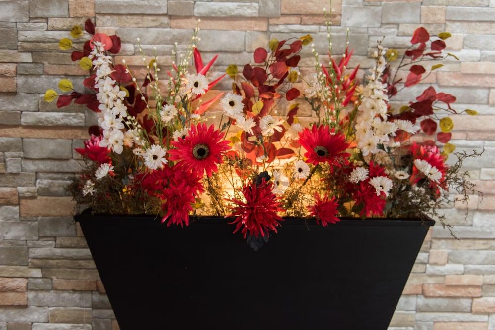 Hotel Le Floral Sherbrooke Exterior photo