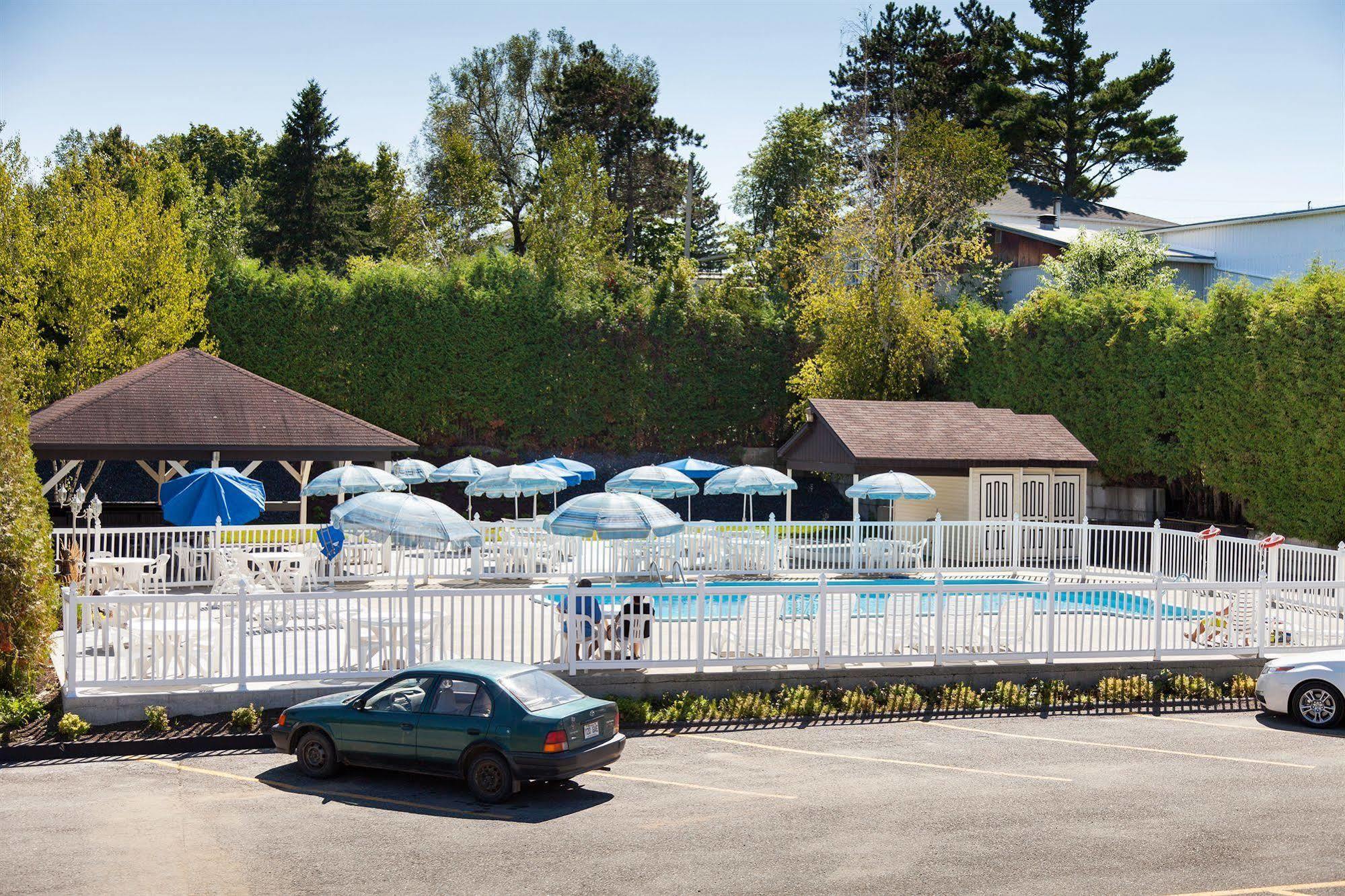 Hotel Le Floral Sherbrooke Exterior photo